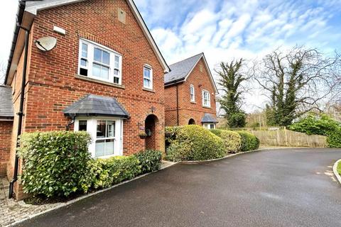 3 bedroom detached house to rent, Station Approach, Guildford GU3