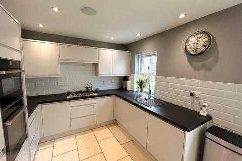 3 bedroom detached house to rent, Station Approach, Guildford GU3