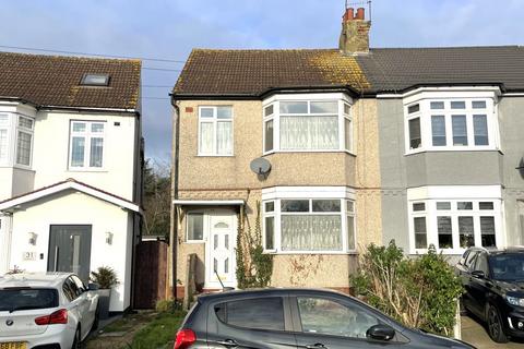 3 bedroom end of terrace house for sale, 33 Wainfleet Avenue, Romford, RM5 3BX