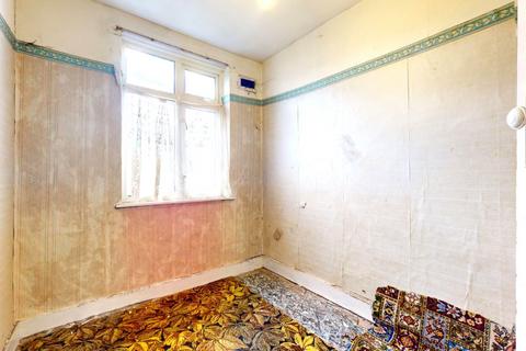 33 Wainfleet Avenue, Romford, RM5 3BX