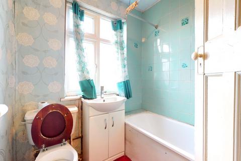 33 Wainfleet Avenue, Romford, RM5 3BX