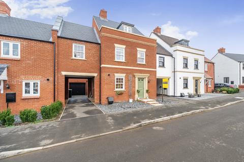 5 bedroom house for sale, Hexham Street, Towcester, Northamptonshire, NN12