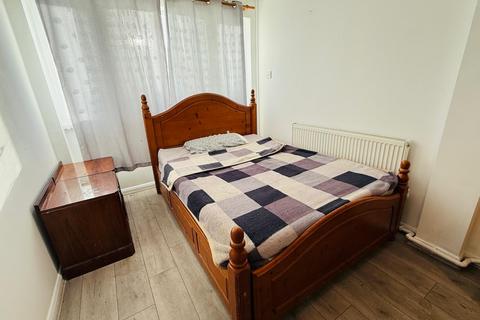 1 bedroom in a house share to rent, Stickleton Close, Greenford UB6