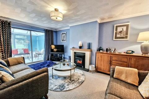 23 Stuart Way, Bridport, DT6 4AU