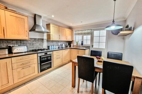 23 Stuart Way, Bridport, DT6 4AU