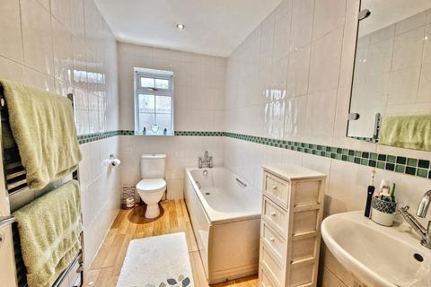 23 Stuart Way, Bridport, DT6 4AU