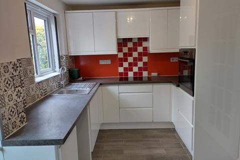 2 bedroom semi-detached house to rent, Manor Way, Bristol BS37