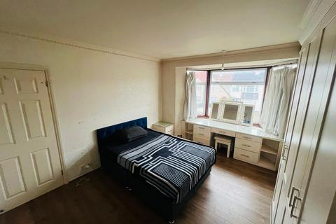 1 bedroom in a house share to rent, Broomcroft Avenue, Northolt UB5