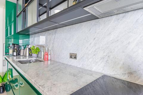 Studio to rent, Bagshaw Building, Canary Wharf, London, E14