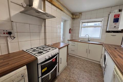 2 bedroom flat to rent, Great West Road, Isleworth TW7