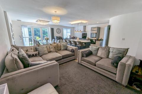 45 Hillside Crescent, Weldon, Corby, NN17 3HF