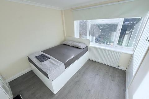 1 bedroom in a house share to rent, Friars Close, Northolt UB5