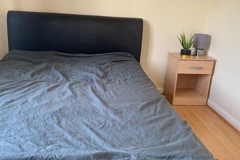 1 bedroom in a house share to rent, Ryefeield Avenue, Uxbridge UB10