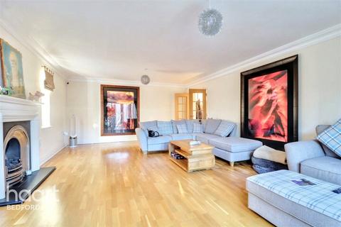 5 bedroom detached house to rent, Bromham Road, BEDFORD