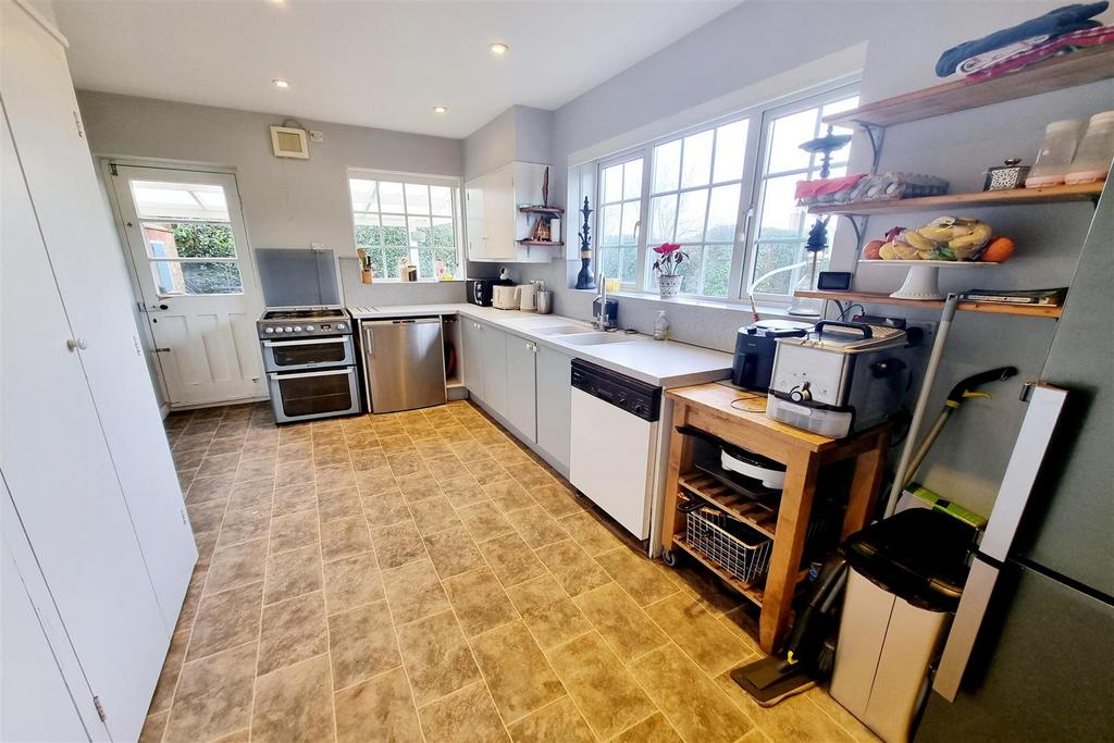 Fitted kitchen: