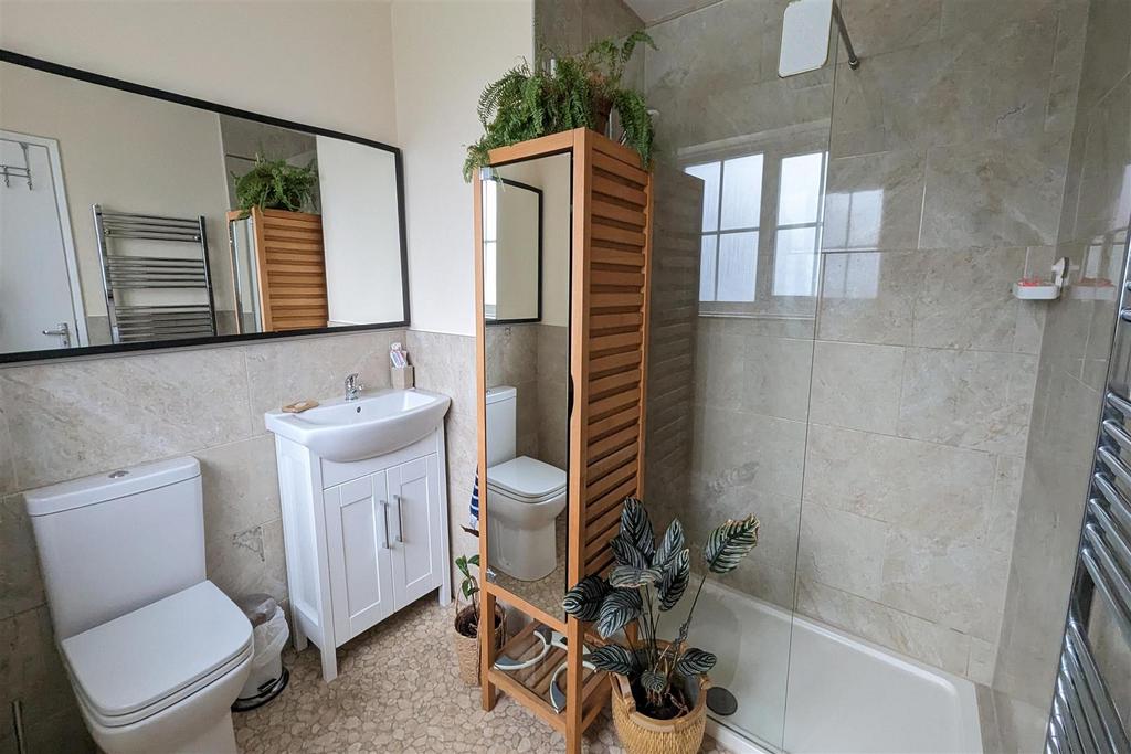 En suite shower room: