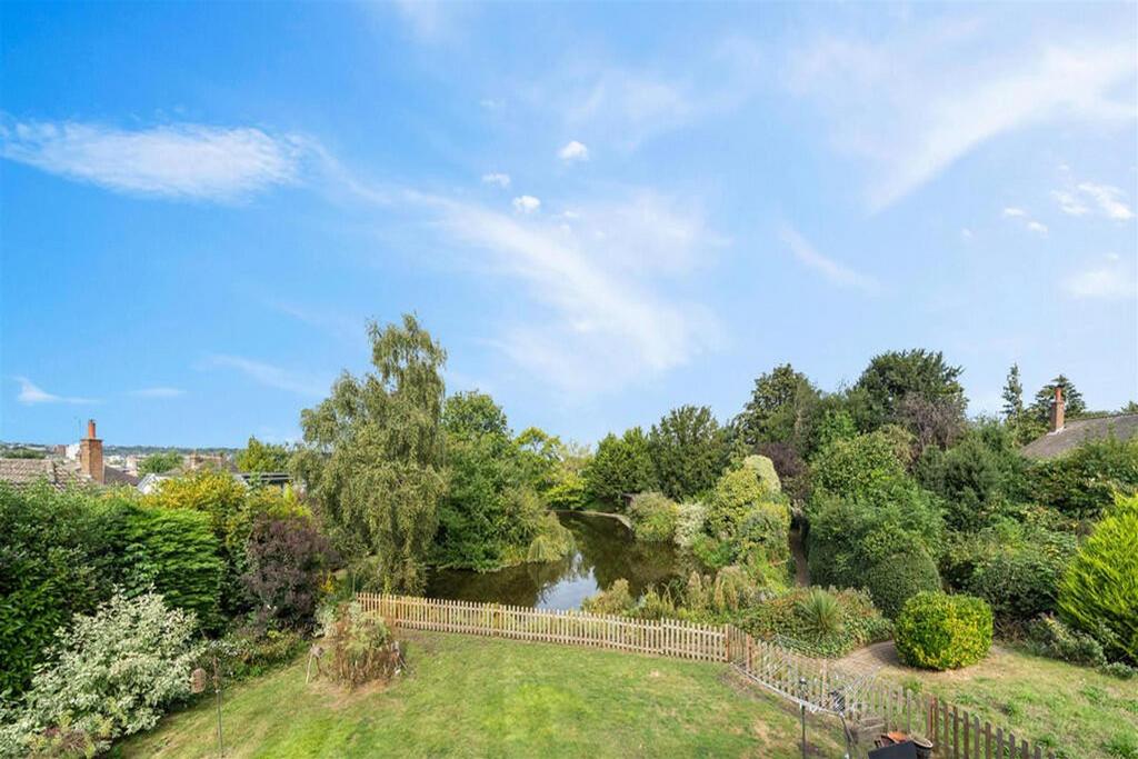REAR GARDEN & OUTLOOK OVER POND: