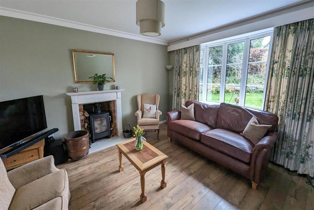 Sitting area to front: