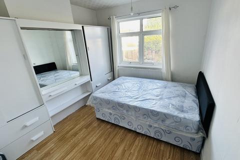 3 bedroom terraced house to rent, NEWLY PAINTED 3 BED HOUSE | AVAILABLE NOW, London E10