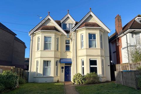 1 bedroom flat for sale, Sea Road, Bournemouth, just up from the beach and pier