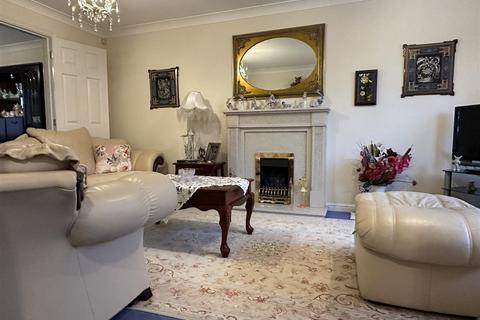 19 Coombe Drive, Nuneaton, CV10 9DD