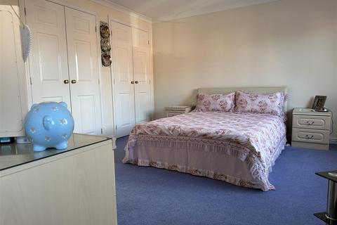 19 Coombe Drive, Nuneaton, CV10 9DD