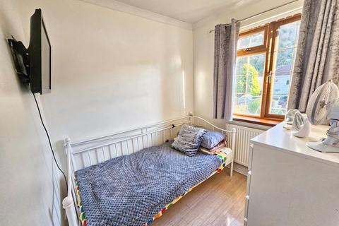 6 Brynawelon, Tonna, Neath, SA11 3NQ