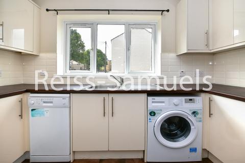 3 bedroom apartment to rent, Ambassador Square, London E14