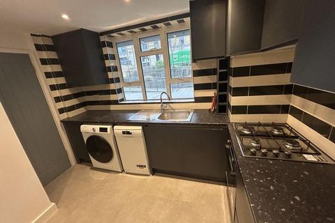 2 bedroom flat to rent, Tollgate Gardens, London