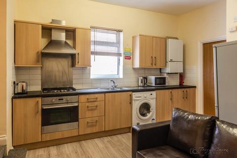 4 bedroom house share to rent, 10 Lipson Road, Flat 2