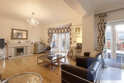 21 Regents Drive, Woodford Green, IG8 8RZ