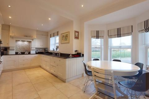 21 Regents Drive, Woodford Green, IG8 8RZ