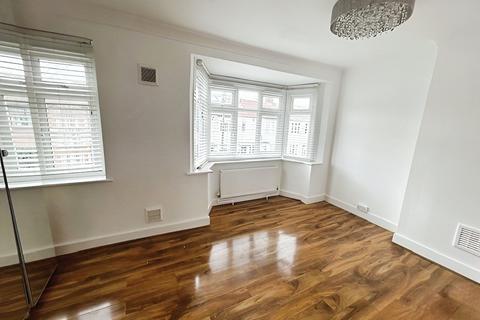 3 bedroom end of terrace house to rent, Varley Road, London E16