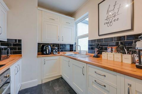 2 bedroom maisonette for sale, Leigh Hall Road, Leigh-on-sea, SS9