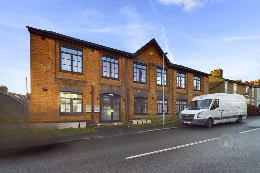 Queen Street, Kettering NN14 1 bed flat - £120,000