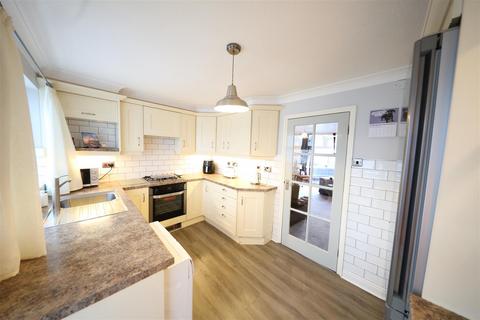 2 bedroom semi-detached house for sale, The Queensway, Hull