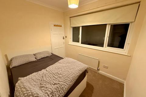 1 bedroom in a house share to rent, Friars Close, Northolt UB5