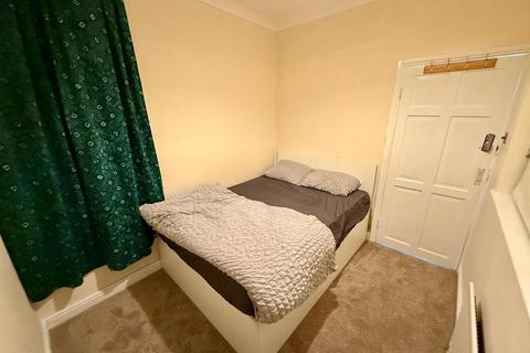 1 bedroom in a house share to rent, Friars Close, Northolt UB5