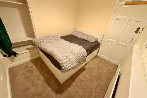 1 bedroom in a house share to rent, Friars Close, Northolt UB5