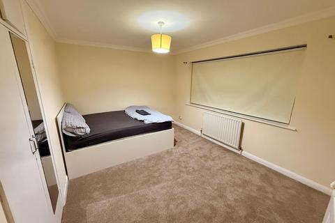 1 bedroom in a house share to rent, Friars Close, Northolt UB5