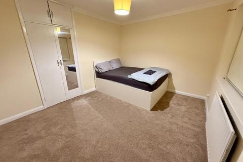 1 bedroom in a house share to rent, Friars Close, Northolt UB5