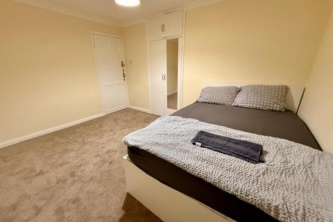 1 bedroom in a house share to rent, Friars Close, Northolt UB5