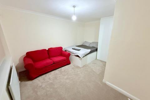 1 bedroom in a house share to rent, Friars Close, Northolt UB5