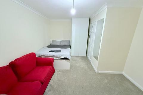 1 bedroom in a house share to rent, Friars Close, Northolt UB5