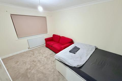 1 bedroom in a house share to rent, Friars Close, Northolt UB5