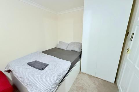 1 bedroom in a house share to rent, Friars Close, Northolt UB5