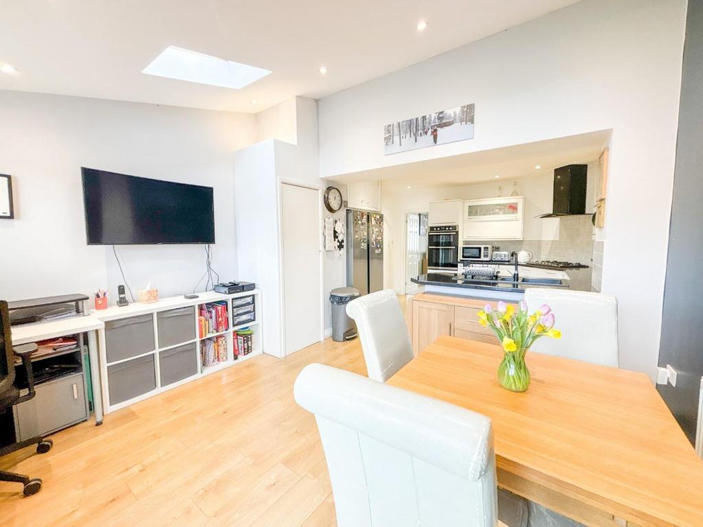 Kitchen/ Dining