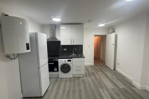 2 bedroom flat to rent, London Road, Norbury