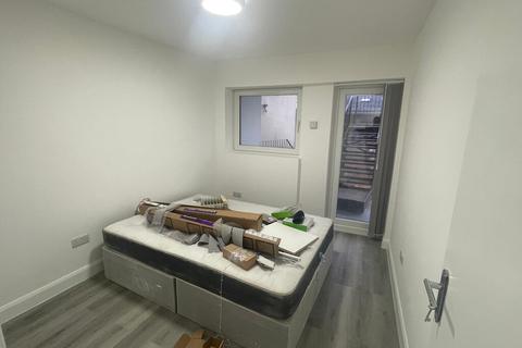2 bedroom flat to rent, London Road, Norbury