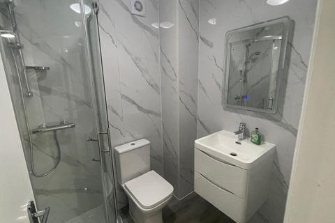 2 bedroom flat to rent, London Road, Norbury